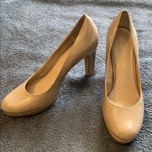 Nude pumps